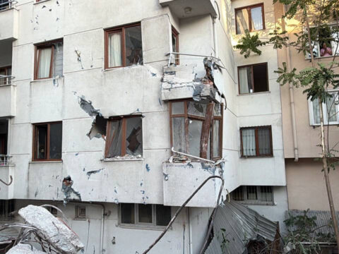 Kucukcekmecede yikim panigi bina komsu apartmana yaslandi JJl3yhZP