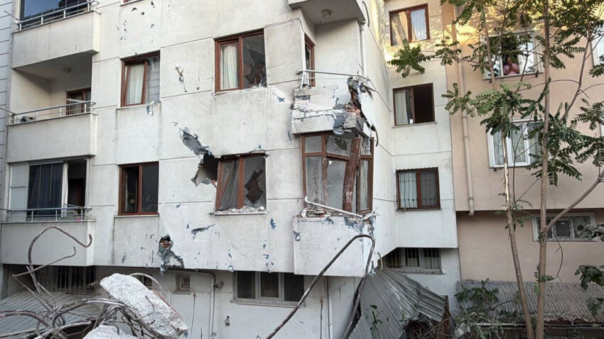 Kucukcekmecede yikim panigi bina komsu apartmana yaslandi JJl3yhZP