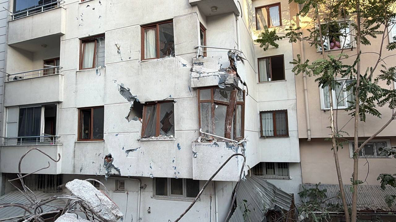 Kucukcekmecede yikim panigi bina komsu apartmana yaslandi JJl3yhZP